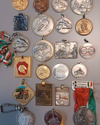 Lotto 23 medaglie motoraduni anni '70/'80(4 rare)