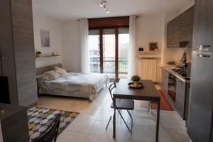 Monolocale con balcone e cantina a Paderno