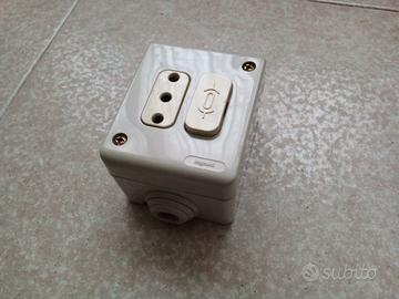 Scatola derivazione con presa e fusibile