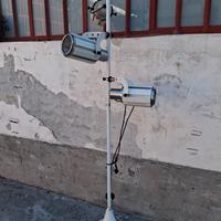 Lampada da terra con proiettori cinematografici 