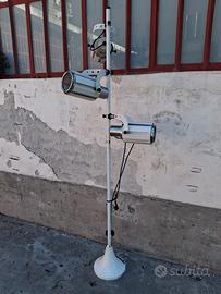 Lampada da terra con proiettori cinematografici 