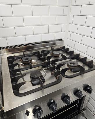 Cucina professionale a gas - 4 fuochi e forno