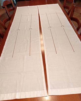 2 tende vetrasse in lino ricamate a mano 