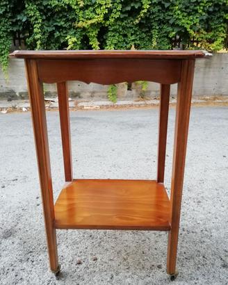 Elegante tavolino in legno stile Liberty con ruote