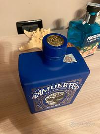 Bottiglia vuota blu gin Amuerte