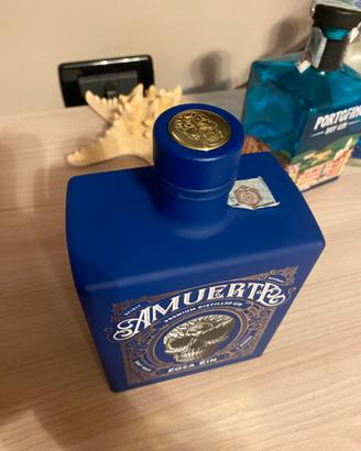 Bottiglia vuota blu gin Amuerte