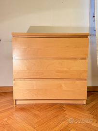 Cassettiera camera in legno chiaro