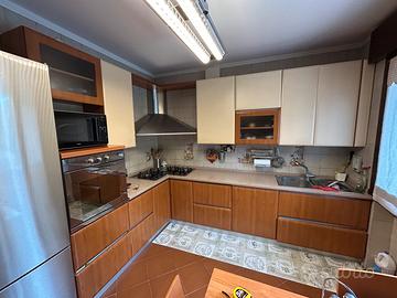 Cucina completa ad angolo con forno