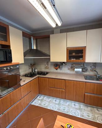 Cucina completa ad angolo con forno