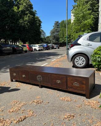 Mobile tv stile orientale