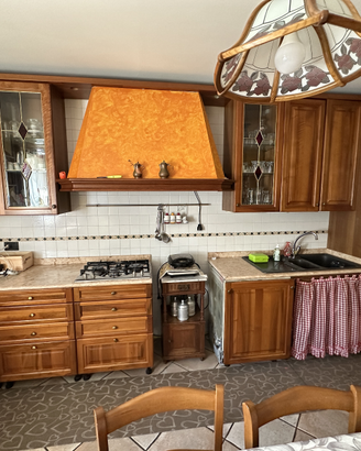 Cucina con elettrodomestici