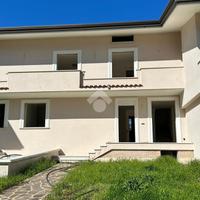 VILLA A SCHIERA A SUPINO