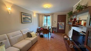 VILLA A SCHIERA A ADRO