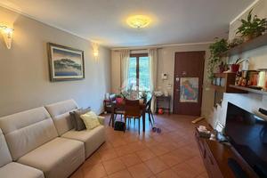 VILLA A SCHIERA A ADRO