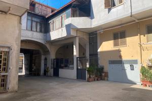 Soluzione in corte di 4 vani con posto auto