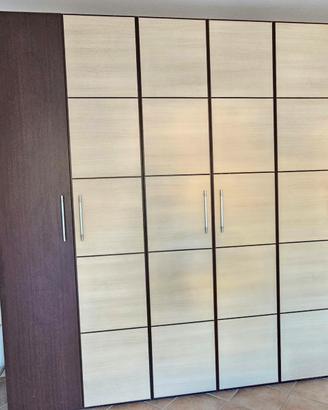 Armadio, letto matriminiale e cucina