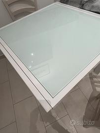 Tavolo bianco in vetro estensibile