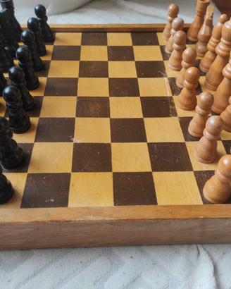 SCACCHIERA  e SCACCHI IN LEGNO 