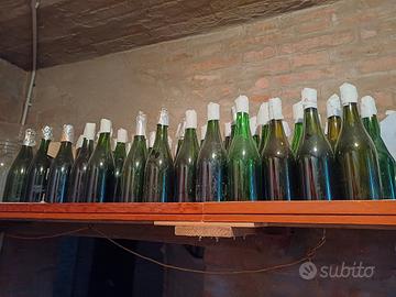 bottiglie vetro vino, tappi, imbuti