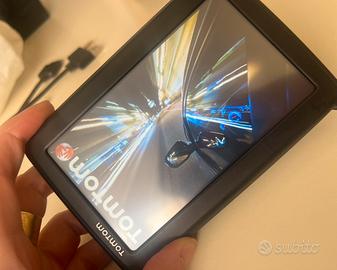Navigatore TomTom con cavo e attacco auto