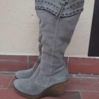 Stivali NeroGiardini beige con borchiette