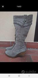 Stivali NeroGiardini beige con borchiette