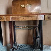 Vecchia macchina da cucire NECCHI a pedale 