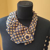 collana con cravatta 