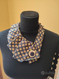 collana con cravatta 