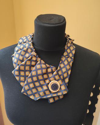 collana con cravatta 