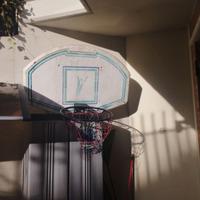 tabellone basket con canestro e rete