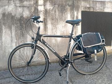 2 City bike nere, una da uomo e una da donna