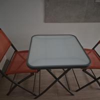 Tavolino e due sedie 