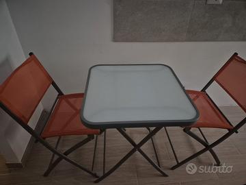 Tavolino e due sedie 