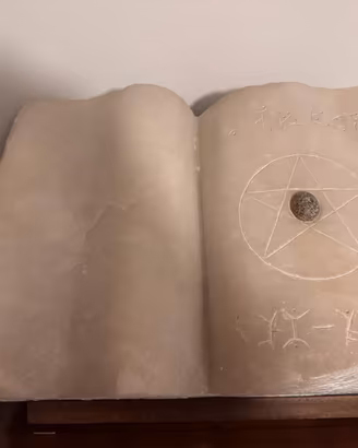 Scultura marmo “Libro con simboli” - Meloniski