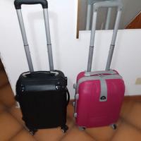 2 piccoli trolley  rigidi nero e fuxia