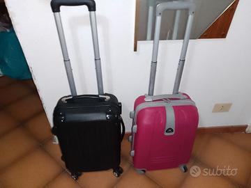 2 piccoli trolley  rigidi nero e fuxia