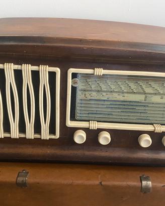 Radio anni 50 ben coservata è funzionante