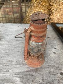 Lampada a petrolio rossa mattone