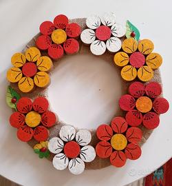 Ghirlanda primaverile con tappi di sughero 