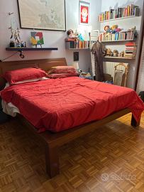 Letto matrimoniale con testiera in cuoio