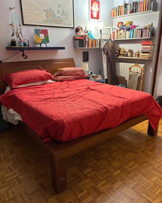 Letto matrimoniale con testiera in cuoio