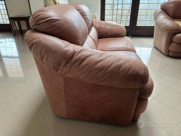 Divano in Pelle Elegante e Confortevole