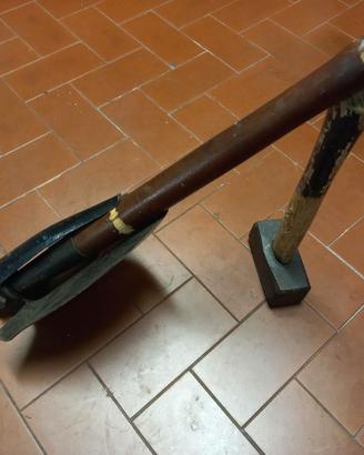 Attrezzi campeggio (pala, mazzetta, picchetti)