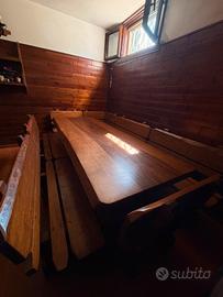 Tavolo in legno massiccio con panche