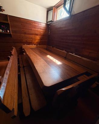 Tavolo in legno massiccio con panche