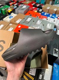 yeezy slides tutte taglie disponibile 