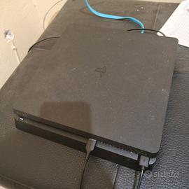 PlayStation 4 slim con 3 giochi e 3 controller 