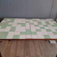 Tavolo vintage con piastrelle