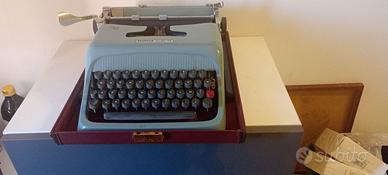 Macchina per scrivere Olivetti Studio 44 vintage